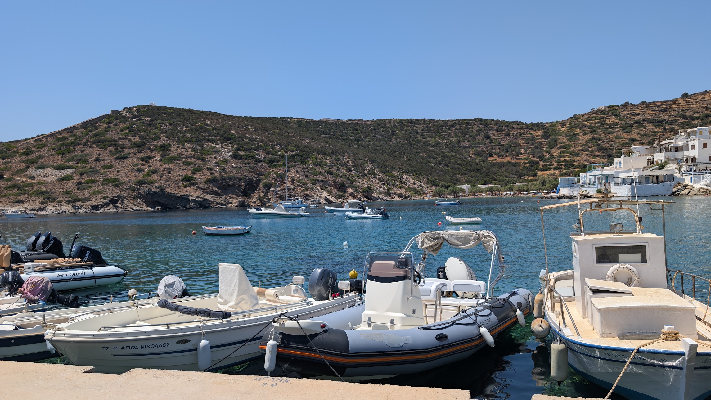 Μηχανοκίνητο σκάφος αγκυροβολημένο σε ήρεμη μαρίνα την ώρα του ηλιοβασιλέματος